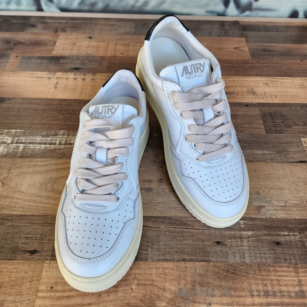 AUTRY Medalist Low-Top Women Leather Sneakers LL22 - Picture 3 of 12